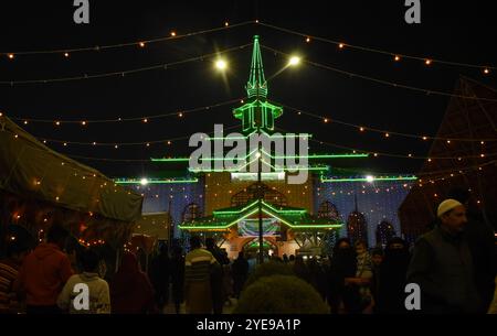 Srinagar, Indien. Oktober 2024. Hunderte von Gläubigen versammelten sich im Glanz der Sheikh-ul-Alam R.A. in Charari Sharief für die Shabkhani, eine Veranstaltung, die im Vorgriff auf die jährliche Urs-Feier am 29. Oktober in Srinagar, Kaschmir, Indien, stattfand. 2024. (Foto: Danish Showkat/SIPA USA) Credit: SIPA USA/Alamy Live News Stockfoto