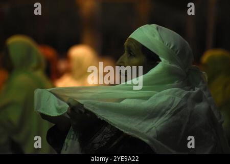 Srinagar, Indien. Oktober 2024. Frauen heben ihre Hände in herzlichem Gebet während Shabchani am 29. Oktober 2024 am Vorabend der jährlichen Urs im Sheikh-ul-Alam R.A. Schrein in Charari Sharief, Kaschmir. (Foto von Danish Showkat/SIPA USA) Credit: SIPA USA/Alamy Live News Stockfoto