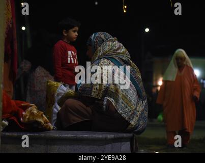 Srinagar, Indien. Oktober 2024. Frauen heben ihre Hände in herzlichem Gebet während Shabchani am 29. Oktober 2024 am Vorabend der jährlichen Urs im Sheikh-ul-Alam R.A. Schrein in Charari Sharief, Kaschmir. (Foto von Danish Showkat/SIPA USA) Credit: SIPA USA/Alamy Live News Stockfoto