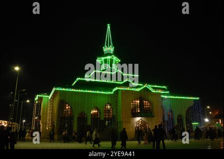 Srinagar, Indien. Oktober 2024. Hunderte von Einzelpersonen versammelten sich im Glanz von Scheich-ul-Alam R.A. in Charari Sharief für die Shabchani, eine Veranstaltung, die im Vorgriff auf die jährliche Urs-Feier am 29. Oktober in Srinagar, Kaschmir, Indien, stattfand. 2024. (Foto: Danish Showkat/SIPA USA) Credit: SIPA USA/Alamy Live News Stockfoto