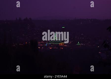 Srinagar, Indien. Oktober 2024. Blick aus der Vogelperspektive auf den wunderschön geschmückten Schrein Sheikh ul Alam R.A. und die Stadt Charari sharief am Vorabend der jährlichen Urs in Chararisharief, Kaschmir, Indien, am 29. Oktober 2024. (Foto von Danish Showkat/SIPA USA) Credit: SIPA USA/Alamy Live News Stockfoto