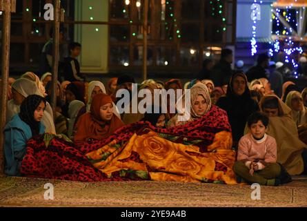 Srinagar, Indien. Oktober 2024. Frauen, die während der Schabchani am 29. Oktober 2024 im Schrein von Scheich-ul-Alam R.A. in Charari Sharief, Kaschmir, Decken hielten, um die jährliche Urs zu feiern. (Foto von Danish Showkat/SIPA USA) Credit: SIPA USA/Alamy Live News Stockfoto