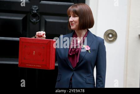 London., Großbritannien. 30. Oktober 2024. Rachel Reeves, britische Finanzkanzlerin, posiert für Fotos vor der Downing Street 11, bevor sie ihr Budget dem parlament in London vorlegt. Quelle: SOPA Images Limited/Alamy Live News Stockfoto