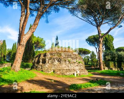 Kreisförmiges Mausoleum in der alten Via Appia, erbaut von Appius Claudius Caecus, dem römischen Zensor zu Beginn des 4. Jahrhunderts v. Chr., um Truppen außerhalb der kleineren Region des Großraums Rom (4. Jahrhundert v. Chr.) zu transportieren. Zement- und basaltischer Lavakern eines großen kreisförmigen Mausoleums aus der frühen Kaiserzeit. Es hatte eine quadratische Basis, eine konische Abdeckung und eine Vorderseite von Travertinblöcken (jetzt verloren). Die unterirdische Grabkammer, die von der Rückseite aus zugänglich ist, hat eine Tonnengewölbedecke und vier Nischen für die Sarkophage - Rom, Italien Stockfoto