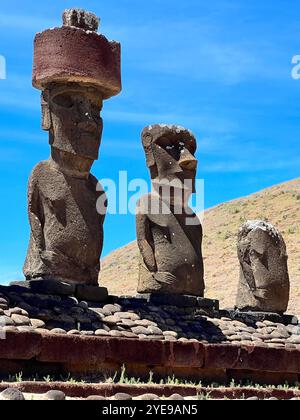 Moai-Statuen auf der Osterinsel Ahu Tongariki, Chile, mit einem roten Pukao-Kopfschmuck, der Rapa Nuis alte Handwerkskunst und Kultur symbolisiert Stockfoto