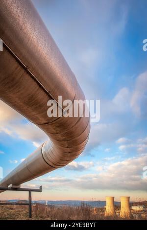 Pipeline eines geothermischen Kraftwerks und zweier Kühltürme in Larderello, Toskana, Italien. Geothermie ist eine Form von Alternative und Sustai Stockfoto