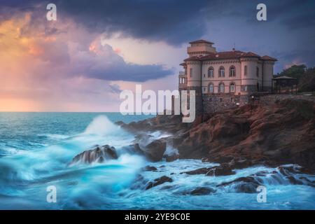 Boccale Castle und die Sandsteinfelsen von Romito während eines Sturms bei Sonnenuntergang. Livorno, Toskana, Italien, Europa Stockfoto