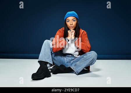 Eine junge Frau in kuscheliger Herbstkleidung strahlt Entspannung und tiefe Gedanken aus. Stockfoto