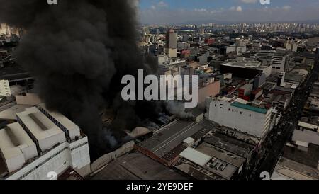 30. Oktober 2024: Ein großes Feuer traf das Einkaufszentrum 25 in Bras, zentrale Region von Sao Paulo, heute Morgen, Mittwoch, 30. Oktober 2024. Das Feuer verdrängte mindestens 13 Firmenfahrzeuge und 40 Feuerwehrleute, um die Flammen unter Kontrolle zu bringen. Einige Straßen in der Region wurden von der Militärpolizei geschlossen, um die Arbeit der Feuerwehr zu erleichtern. Die Ursachen sind noch nicht bekannt. (Kreditbild: © Dario Oliveira/ZUMA Press Wire) NUR REDAKTIONELLE VERWENDUNG! Nicht für kommerzielle ZWECKE! Stockfoto