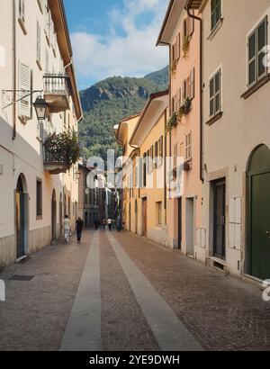 Enge Straße im Zentrum von Chiavenna. Kleine italienische Stadt in der Provinz Sondio, umgeben von alpen. Stockfoto