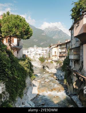 Der Fluss Mera kommt durch das Zentrum von Chiavenna. Kleine italienische Stadt in der Provinz Sondio, umgeben von alpen. Stockfoto