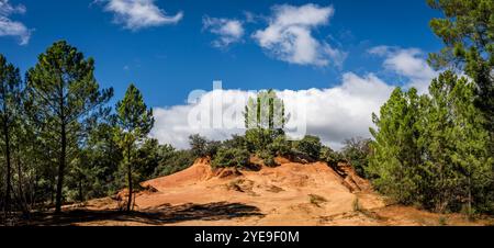 Das verborgene Juwel der Les Demoiselles Coiffees, manchmal auch als Feenkamine bekannt, Beduin, Provence, Frankreich Stockfoto