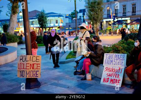 Studenten protestierten gegen Polizeigewalt bei Demonstrationen der Opposition auf dem Freiheitsplatz in Tiflis, der Hauptstadt von Georgien am 20. Oktober 2024 Stockfoto