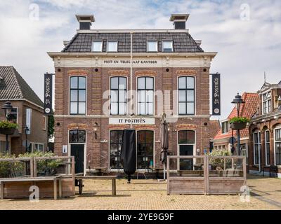 Ehemaliges Postamt, heute Restaurant am Plein-Platz in der Altstadt von Makkum, Friesland, Niederlande Stockfoto