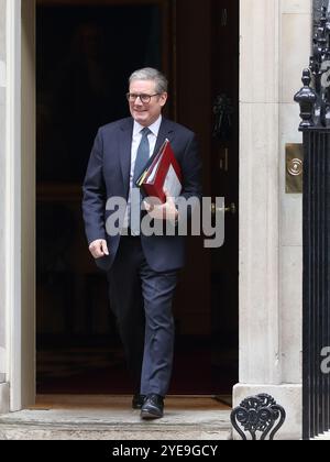 London, Großbritannien. 30. Oktober 2024. Der britische Premierminister Sir Keir Starmer verlässt die Downing Street 10, um an den wöchentlichen Fragen des Premierministers der PMQ im Parlament teilzunehmen. Quelle: Uwe Deffner/Alamy Live News Stockfoto
