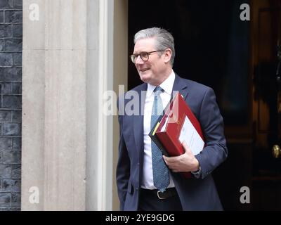 London, Großbritannien. 30. Oktober 2024. Der britische Premierminister Sir Keir Starmer verlässt die Downing Street 10, um an den wöchentlichen Fragen des Premierministers der PMQ im Parlament teilzunehmen. Quelle: Uwe Deffner/Alamy Live News Stockfoto