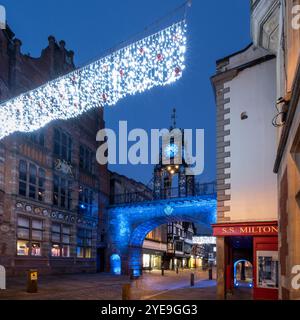 Die Eastgate Clock und die Eastgate Street at Night at Christmas, Chester, Cheshire, England, Großbritannien Stockfoto