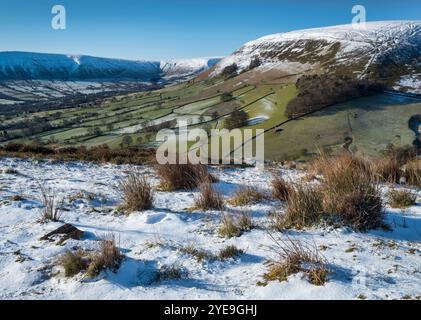 Das Vale of Edale und der Rushup Edge vom Kinder Scout im Winter, Peak District National Park, Derbyshire, England, Großbritannien Stockfoto