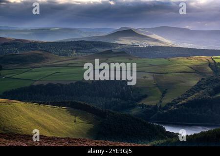 Entfernte Kinder Scout über das Ladybower Reservoir vom Derwent Edge, Peak District National Park, Derbyshire, England, Großbritannien Stockfoto