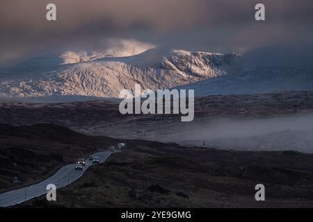 Verkehrsüberquerung Rannoch Moor auf der A82 Trunk Road bei Dämmerung mit Beinn a Chreachain und den Grampian Mountains dahinter, Rannoch Moor, Argyll & Bute, Großbritannien Stockfoto