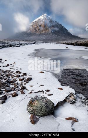 Fluss Etive im Winter, begleitet von Stob Dearg oder Buachaille Etive Mor, Rannoch Moor, Argyll & Bute, schottische Highlands, Schottland, UK Stockfoto