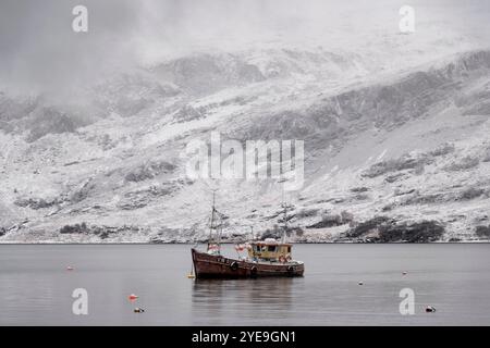 Fishing Trawler auf Loch Broom im Winter, Ullapool, Ross and Cromarty, Scottish Highlands, Schottland, UK Stockfoto