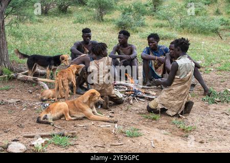 Hadzabe-Jäger und ihre Hunde versammeln sich nach einer erfolgreichen Morgenjagd am Eyasi-See, Tansania Stockfoto