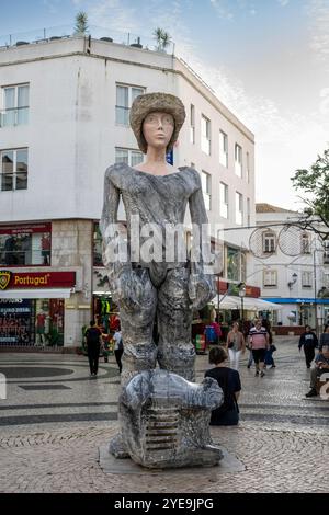 Skulptur weiblicher Ähnlichkeit auf einem Stadtplatz von Lagos in der Algarve in Portugal. Lagos ist bekannt für seine ummauerte Altstadt, die Klippen und den Atlantik ... Stockfoto