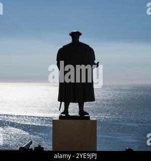 Silhouettenansicht der Statue von Vasco da Gama auf der Burg von Sines mit Blick auf den Atlantischen Ozean in der Region Alentejo in Portugal Stockfoto