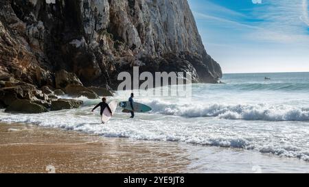 Surfen entlang der zerklüfteten Küste im Nordatlantik in der Algarve in Portugal; Sagres, Faro, Portugal Stockfoto