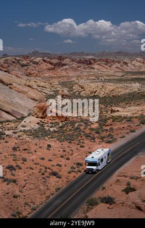 Ein Wohnmobil-Wohnmobil fährt auf der White Domes Road durch den Valley of Fire State Park, Nevada, Vereinigte Staaten von Amerika, Stockfoto