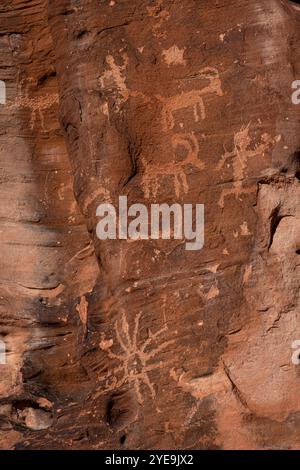 Einheimische amerikanische Felskunst oder Petroglyphen auf Canyon Wall, Petroglyph Canyon, Mouses Tank Trail, Valley of Fire State Park, Nevada, USA Stockfoto