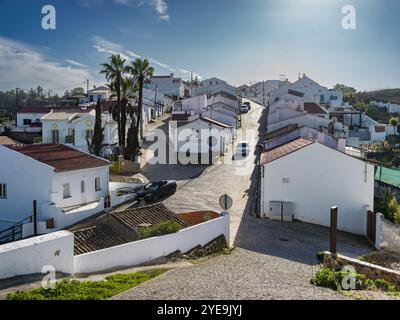 Wohnungen und Straßen im Dorf Odeceixe an einem sonnigen Tag. Das Dorf liegt am Südufer der Ribeira de Seixe, die hier den... Stockfoto