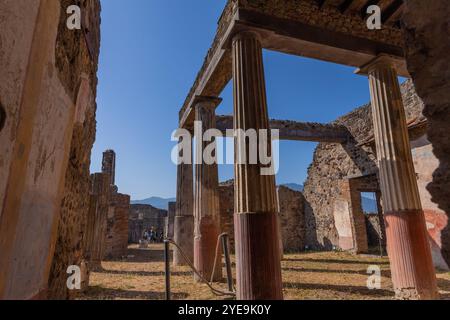 Pompeji, Italien - 8. August 2024: Ruinen einer Stadt. Pompeji ist eine antike römische Stadt, die 79 nach dem Ausbruch des Vesuvs starb. Stockfoto