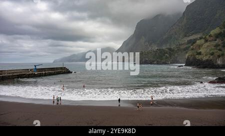 Strand und Küste in der Küstenstadt Seixal auf der Insel Madeira, Portugal; Seixal, Madeira, Portugal Stockfoto