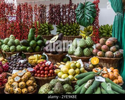 Verschiedene frische Produkte zum Verkauf in der Küstenstadt Funchal auf der Insel Madeira, Portugal; Funchal, Madeira, Portugal Stockfoto