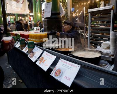 Stallverkäufer im Borough Market, der heiße scharfe Getränke verkauft, Borough Market, London, UK; London, England Stockfoto