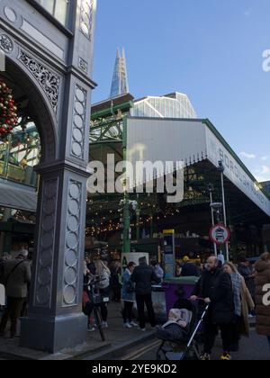 Außenansicht des Borough Market von South Portico mit Details der schmiedeeisernen Architektur und der Spitze des Shard, Borough Market, London, Großbritannien Stockfoto