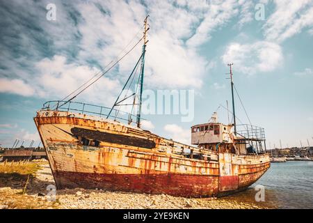 Wrack eines verlassenen hölzernen Fischerbootes im Hafen von Camaret-sur-Mer, Bretagne, Frankreich Stockfoto