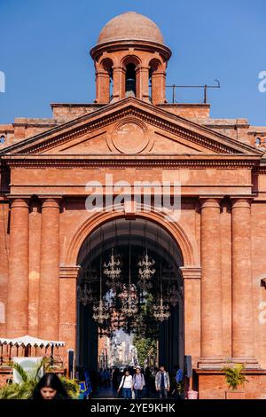 Fußgänger gehen durch das Tor in der Stadt Amritsar, Punjab, Indien; Amritsar, Punjab, Indien Stockfoto