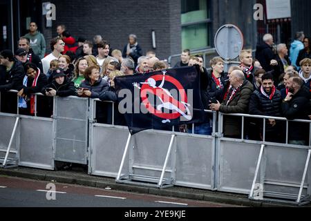 ROTTERDAM - Feyenoord-Anhänger kommen vor dem niederländischen Eredivisie-Spiel zwischen Feyenoord und Ajax am 30. Oktober 2024 im Feyenoord Stadium de Kuip in Rotterdam, Niederlande. ANP ROBIN VAN LONKHUIJSEN Stockfoto