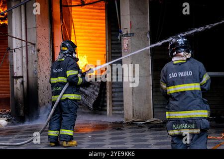 30. Oktober 2024: Sao Paulo, Brasilien: Ein großer Brand traf heute Morgen das Einkaufszentrum 25 in der zentralen Region von Sao Paulo. Das Feuer verdrängte mindestens 13 Firmenfahrzeuge und 40 Feuerwehrleute, um die Flammen unter Kontrolle zu bringen. Einige Straßen in der Region wurden von der Militärpolizei geschlossen, um die Arbeit der Feuerwehr zu erleichtern. Die Ursachen sind noch nicht bekannt. (Kreditbild: © Dario Oliveira/ZUMA Press Wire) NUR REDAKTIONELLE VERWENDUNG! Nicht für kommerzielle ZWECKE! Stockfoto