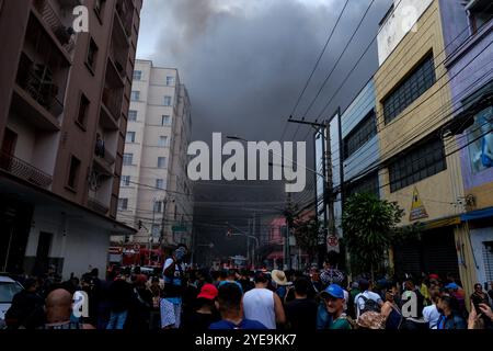 30. Oktober 2024: Sao Paulo, Brasilien: Ein großer Brand traf heute Morgen das Einkaufszentrum 25 in der zentralen Region von Sao Paulo. Das Feuer verdrängte mindestens 13 Firmenfahrzeuge und 40 Feuerwehrleute, um die Flammen unter Kontrolle zu bringen. Einige Straßen in der Region wurden von der Militärpolizei geschlossen, um die Arbeit der Feuerwehr zu erleichtern. Die Ursachen sind noch nicht bekannt. (Kreditbild: © Dario Oliveira/ZUMA Press Wire) NUR REDAKTIONELLE VERWENDUNG! Nicht für kommerzielle ZWECKE! Stockfoto