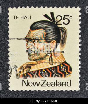 Gestempelte Briefmarke, gedruckt von Neuseeland, die Porträt von Häuptling Kamareria Te Hau Takiri Wharepapa (1823-1919) zeigt, um 1980. Stockfoto