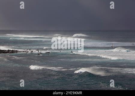 Windsurfer am Ho'okipa Beach, Maui, Hawaii, USA; Maui, Hawaii, Vereinigte Staaten von Amerika Stockfoto