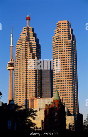 Bürotürme und Aussichtsturm in Toronto, Kanada; Toronto, Ontario, Kanada Stockfoto