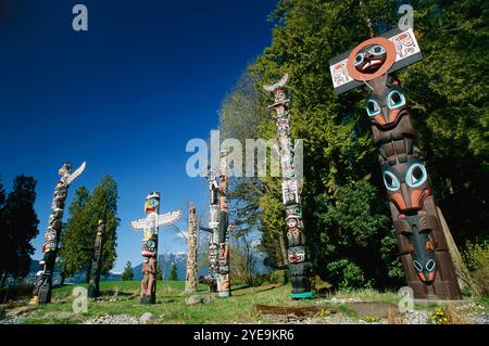 Totempole in einem Stadtpark an einem sonnigen Tag in Vancouver; Vancouver, British Columbia, Kanada Stockfoto