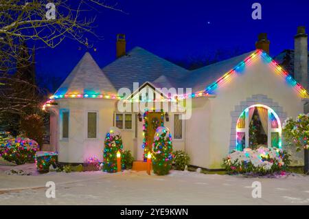 Haus mit Weihnachtslichtern; Kitsilano, Vancouver, British Columbia, Kanada Stockfoto