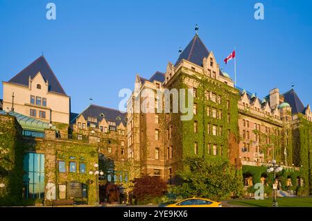 Vines klettern an der Fassade eines historischen kanadischen Luxushotels entlang der Uferpromenade von Victoria, BC; Victoria, British Columbia, Kanada Stockfoto