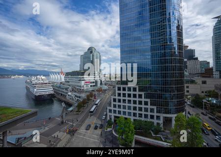 Blick auf Canada Place am Ufer der Innenstadt von Vancouver. Das Kreuzfahrtschiff liegt vor Anker und wartet auf das Aussteigen der Passagiere Stockfoto